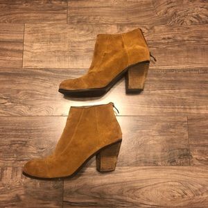 VINCE CAMUTO Brown Suede Ankle heel booties size 8